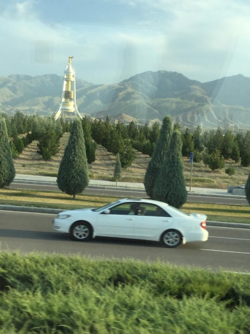 Turkmenistan-statue